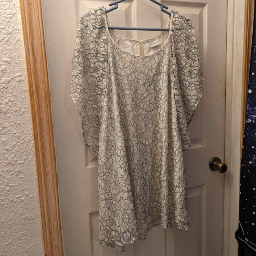 Ivory/White Flowing Flower Shirt - NWT- AVA & Viv
